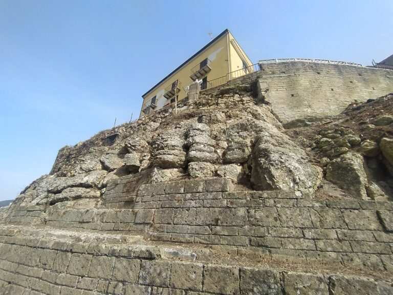 Scopri di più sull'articolo QUALIFICAZIONE E MANUTENZIONE DEL TERRITORIO, MEDIANTE RECUPERO E RIQUALIFICAZIONE DI VOLUMETRIE ESISTENTI ED OPERE DI RIDUZIONE DEL RISCHIO IDROGEOLOGICO DELLE AREE PANORAMICHE DISMESSE E SITE A NORD-OVEST DEL BORGO ANTICO DI ALTAVILLA IRPINA (AV)”